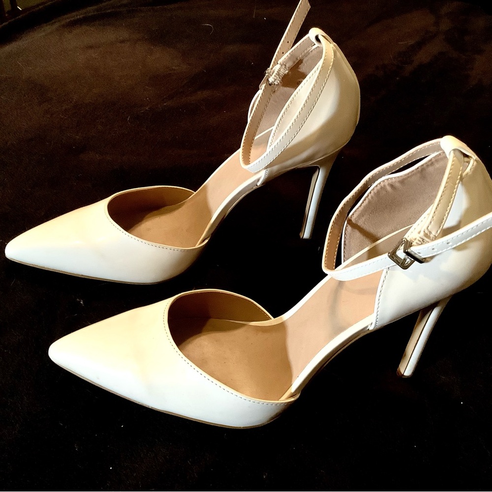 Mix No. 6, White patent ankle strap pump with 4 1/2” heel. Sz 9 1/2.
